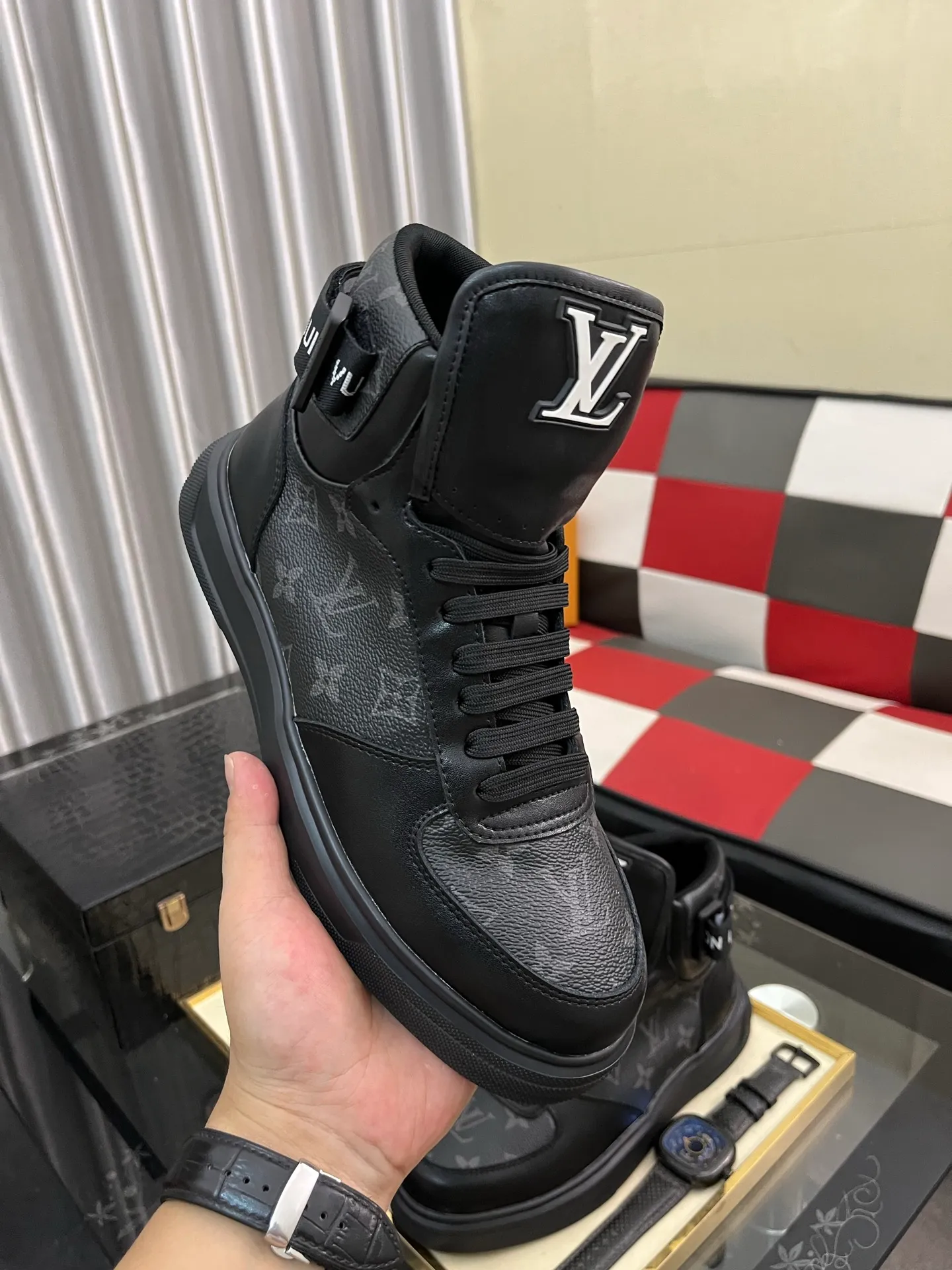 Men's shoes💰440⌚️⌚️"LOUI* VUITTO*" popular men's casual shoes, genuine Italian development💯purchasing level quality✔️The upper is made of first-layer cowhide, comfortable and soft sheepskin feet⚡️Fashionable and versatile. The toe last shape is firm and full, and the soles are made from LV original molds and can be moved in and out of the counter at will. Light and comfortable on the foot~purely handmade, details determine quality! Size:38-442️⃣Colors available